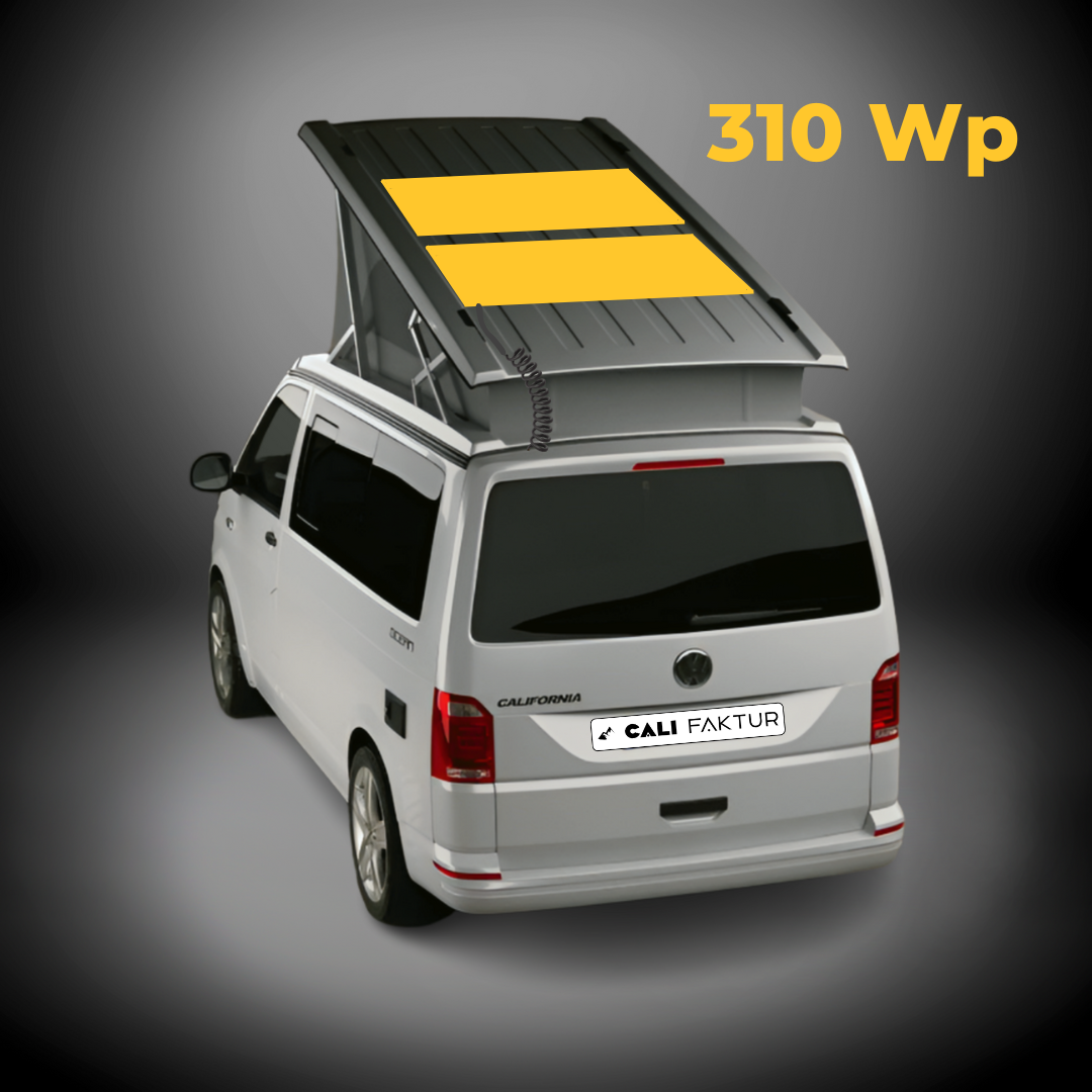 Silberner VW California Ocean in Heckansicht mit ausgeklapptem Aufstelldach. Zwei gelbe Felder markieren die Platzierung zweier Solarpanels von CALIFAKTUR. Oben rechts im Bild die Angabe "310 Wp"