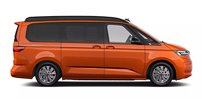 Seitenansicht eines orangenen VW T7 California Beach, weißer Hintergrund