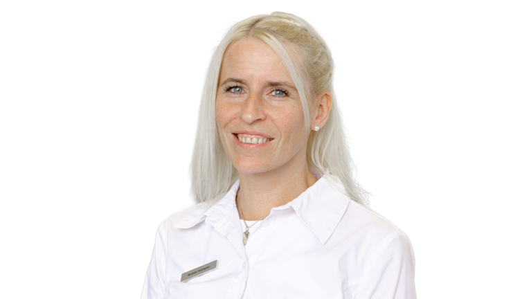 Portrait Foto: Ricarda Neumann, Mitarbeiterin der Autowelt Schmidt.