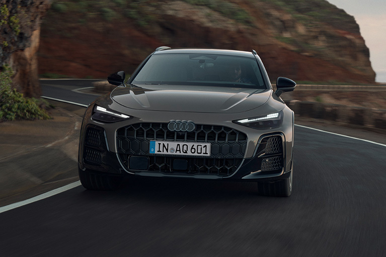 Brauner Audi A6 Allroad fahrend auf einer Straße