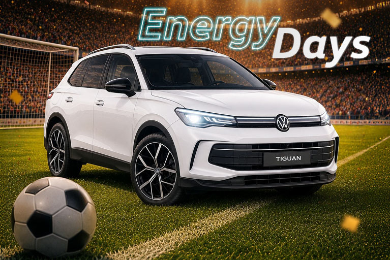 „Weißer Volkswagen Tiguan auf einem Fußballfeld im Stadion mit Fußball und dem Schriftzug ‚Energy Days