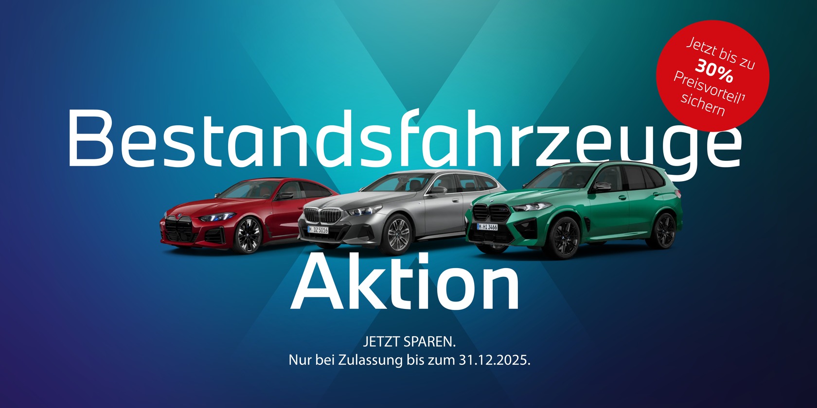 Werbebanner zur „Bestandsfahrzeuge Aktion“ bei Autowelt Schmidt: Drei BMW-Fahrzeuge – ein rotes Coupé, eine silberne Limousine und ein grüner SUV – auf einem blau-türkisfarbenen Hintergrund. Weißer Schriftzug „Bestandsfahrzeuge Aktion“. Roter Kreis oben rechts mit dem Hinweis „Jetzt bis zu 30 % Preisvorteil sichern“. Darunter der Text „JETZT SPAREN. Nur bei Zulassung bis zum 31.12.2025.“