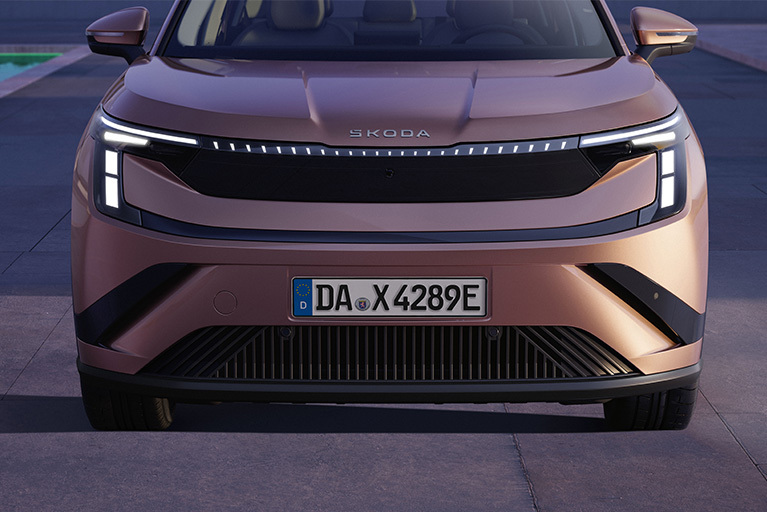 Frontansicht des Škoda Epiq mit beleuchtetem Lichtband und modernem Škoda Design.
