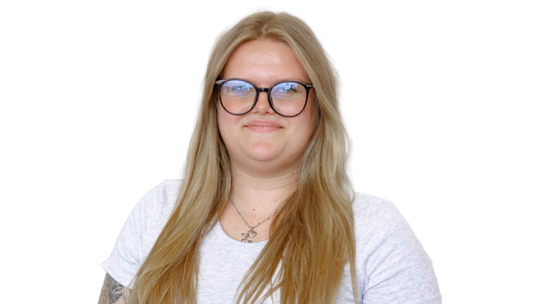 Portrait Foto: Celina Schwesig, Mitarbeiterin der Autowelt Schmidt.