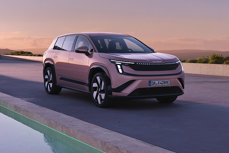 Škoda Epiq Elektro-SUV in Kupferfarbe schräg von vorn auf moderner Terrasse bei Sonnenuntergang.