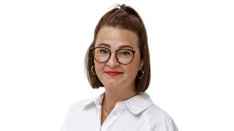 Portrait Foto: Daniela Langer, Mitarbeiterin der Autowelt Schmidt.
