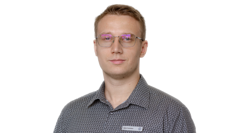 Portrait Foto: Jason Faulhaber, Mitarbeiter der Autowelt Schmidt.