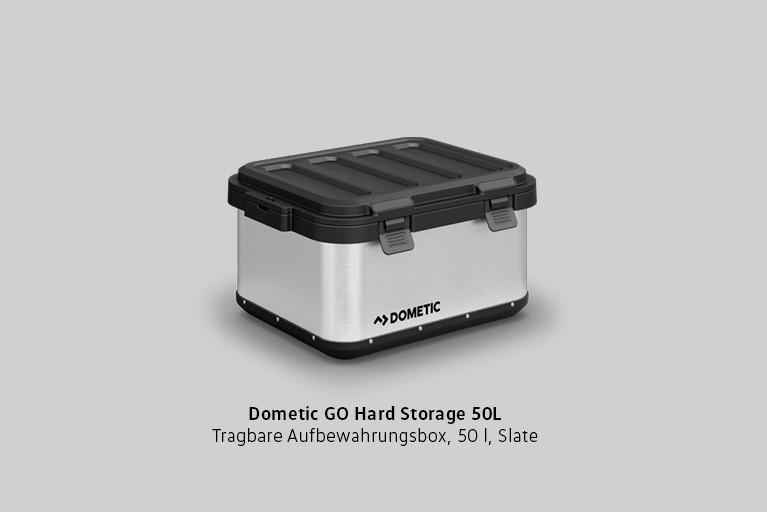 Tragbare Aufbewahrungsbox in grau/silber mit einem schwarzen Deckel; darunter der schwarze Schriftzug "Dometic Go Hard Storage 50L, Tragbare Aufbewahrungsbox, 50 l, State"