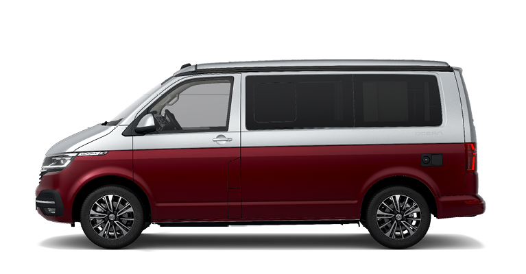 Seitenansicht eines zweifarbigen VW California Ocean Campingbusses in silber und dunkelrot, vor weißem Hintergrund.