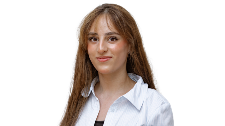 Portrait von Sidra Chehade. Auszubildene der Autowelt Schmidt.