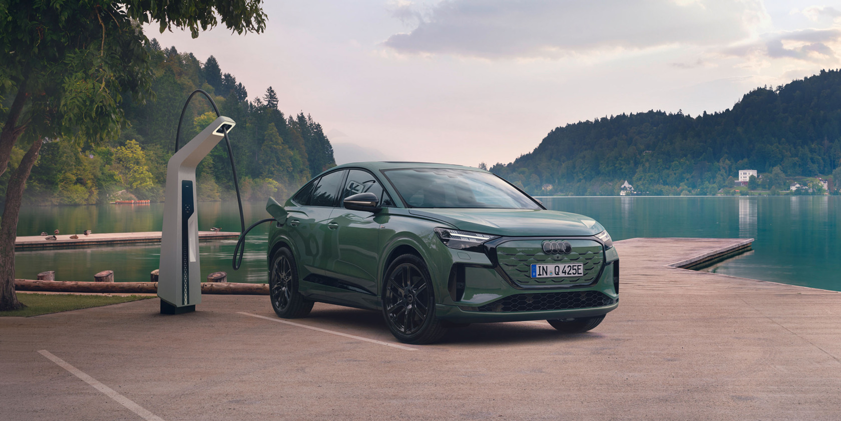 Grüne Audi Q4 e-tron am Laden an einer Ladesäule