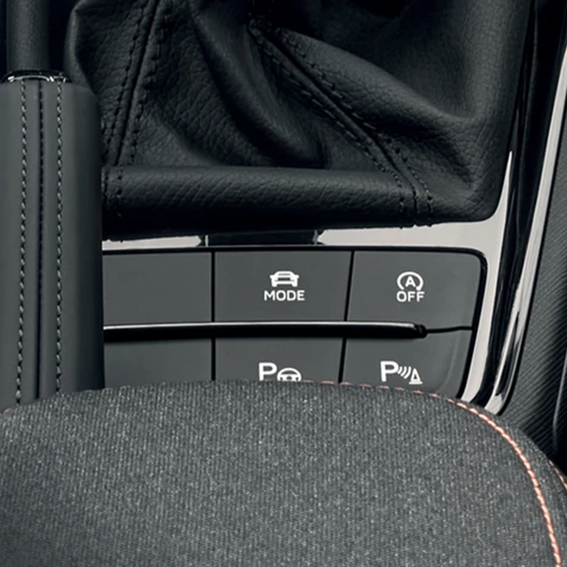 Nahaufnahme der Mittelkonsole eines Škoda mit Fahrmodus-, Start-Stopp- und Parkassistent-Tasten.