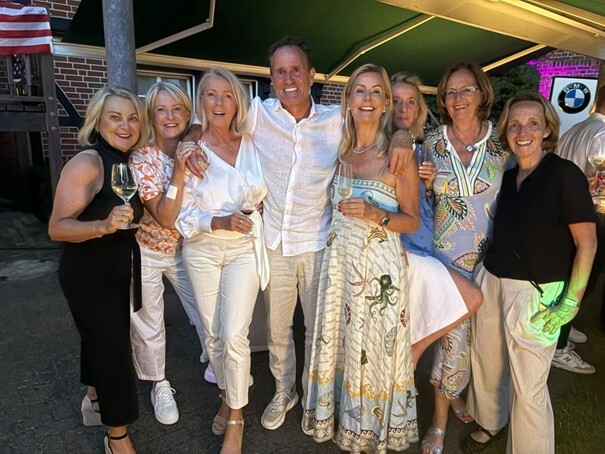 BMW Golf Cup 2025 - Die Geschäftsführer Frau und Herr Elsässer mit Teilnehmerinnen des Golf Cups bei der Abendveranstaltung