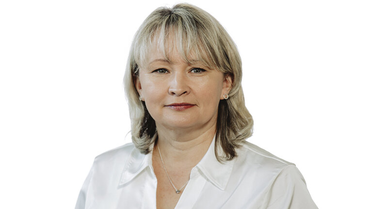 Portrait von Katharina Wowrzyk. Mitarbeiterin der Autowelt Schmidt.