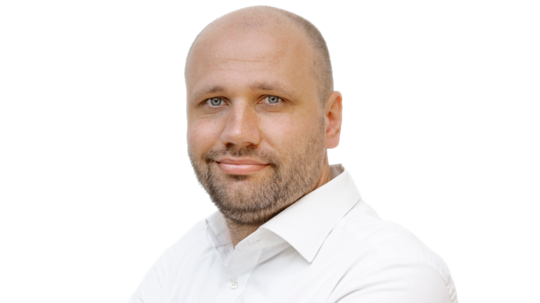 Portrait Foto: Chris Schuhmann, Mitarbeiter der Autowelt Schmidt.