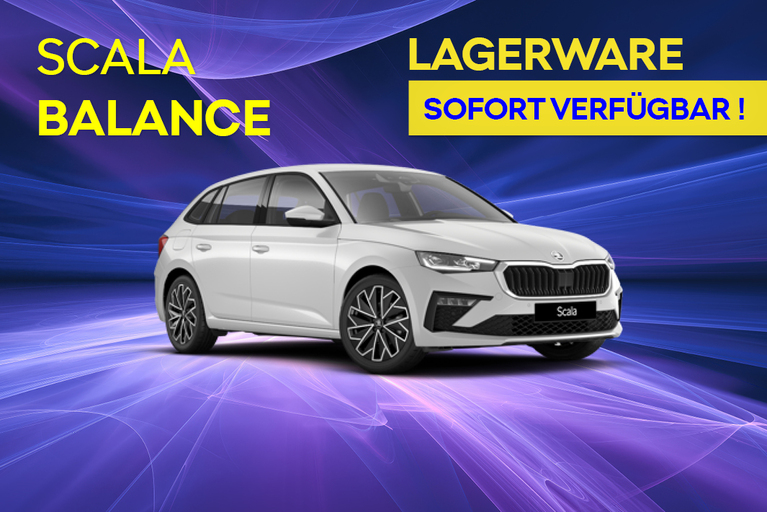 Weißer Škoda Scala Balance vor blau-violettem Hintergrund mit den Hinweisen ‚Lagerware‘ und ‚Sofort verfügbar