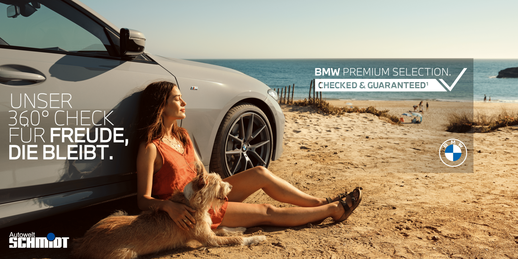 Eine Frau mit einem Hund, die am Strand an einem BMW sitzt und sich anlehnt, im Hintergrund ist das Meer. Links im Bild steht der weiße Schriftzug: "Unser 360° Check für Freude, die bleibt", rechts "BMW Premium Selection. Checked & Guaranteed". Unten links ist das Autowelt Schmidt Logo.
