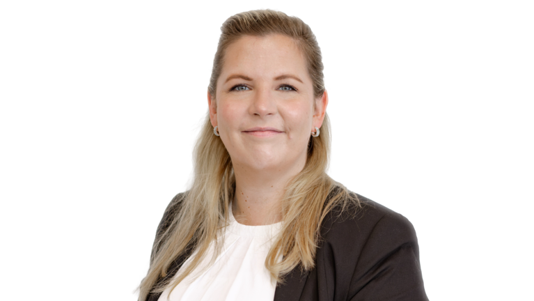 Portrait Foto: Natascha Studinski, Mitarbeiterin der Autowelt Schmidt.