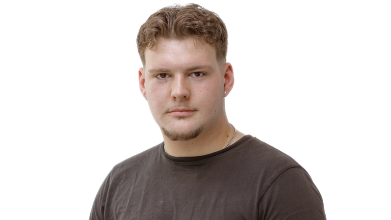 Portrait von Maxim Mitrovic. Auszubildener der Autowelt Schmidt.