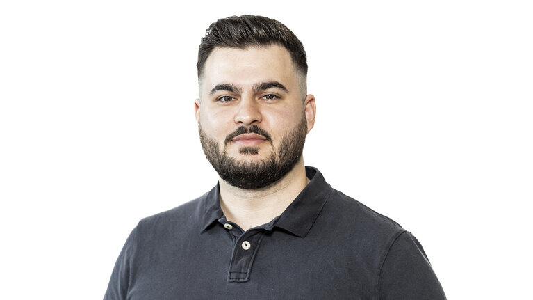 Portrait von Orhan Ipek. Mitarbeiter der Autowelt Schmidt.
