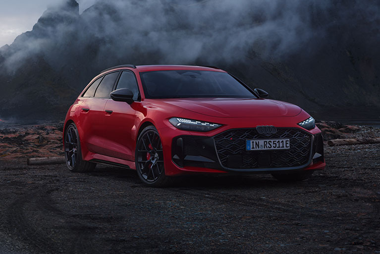 Roter Audi RS 5 Avant vor einer Landschaft.