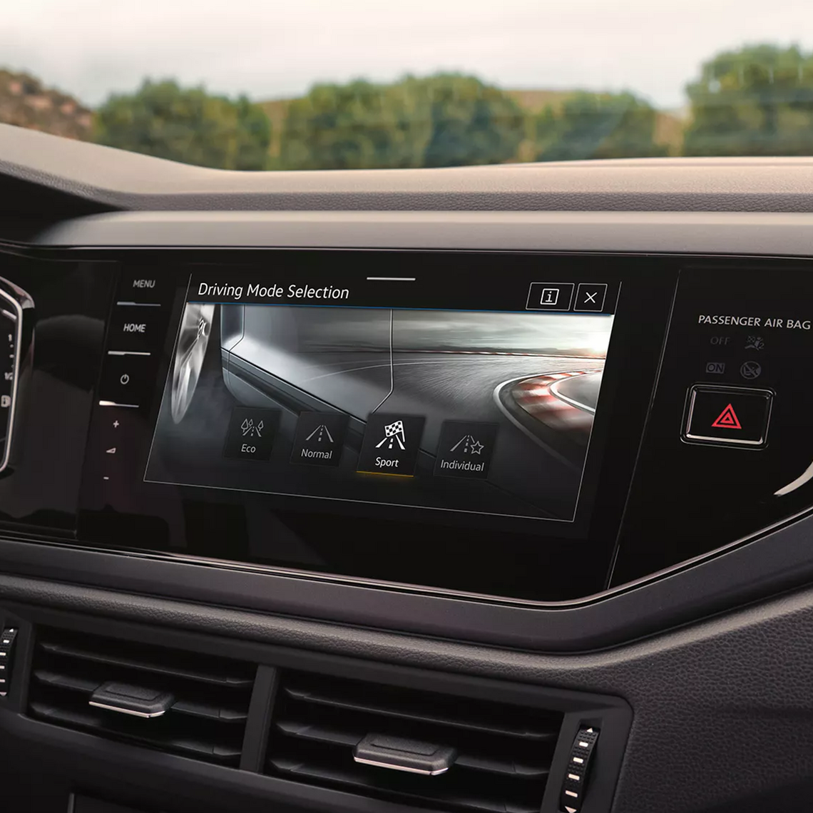 Nahaufnahme eines Infotainmentsystems eines VW Modells zeigt den Bildschirm „Driving Mode Selection“ mit Auswahlmöglichkeiten Eco, Normal, Sport (ausgewählt) und Individual.