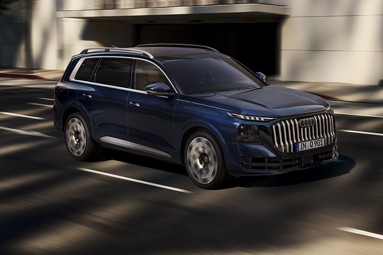 Ein Audi Q9 fahrend auf der Straße.
