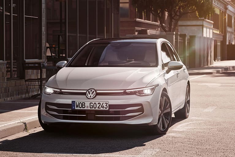 Silberner VW Golf auf einer Straße, Front