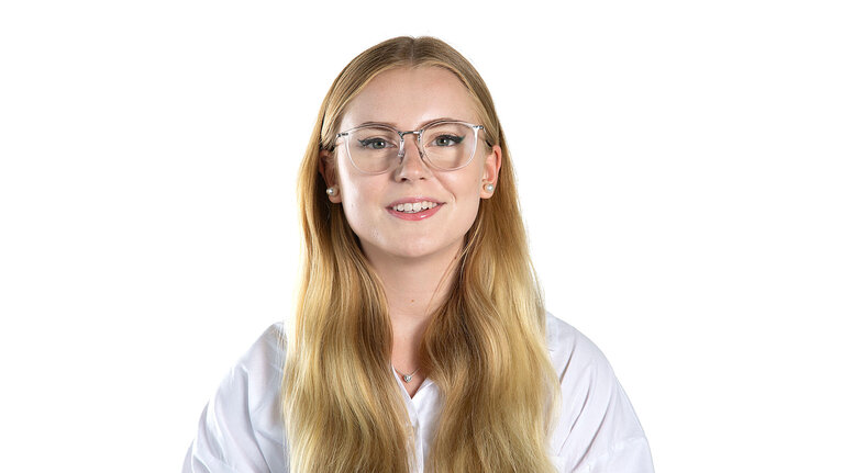 Portrait von Vivien Posorski - Auszubildende Automobilkauffrau bei Autowelt Schmidt in Recklinghausen