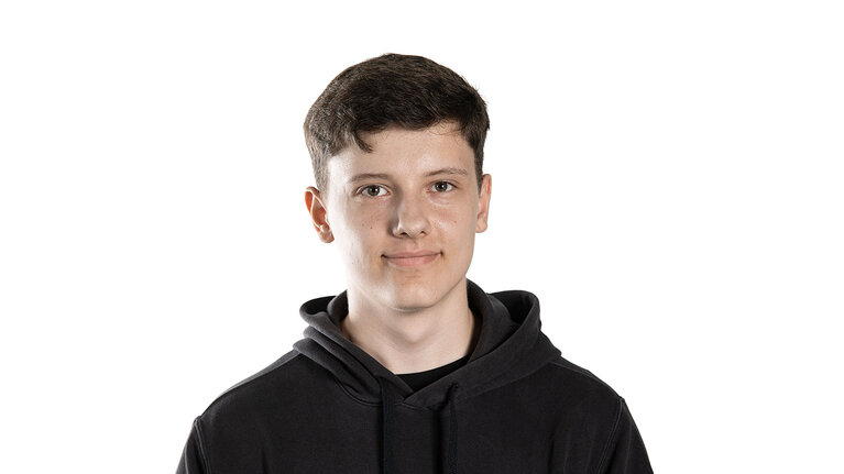 Portrait von Luca Fischer. Mitarbeiter der Autowelt Schmidt.