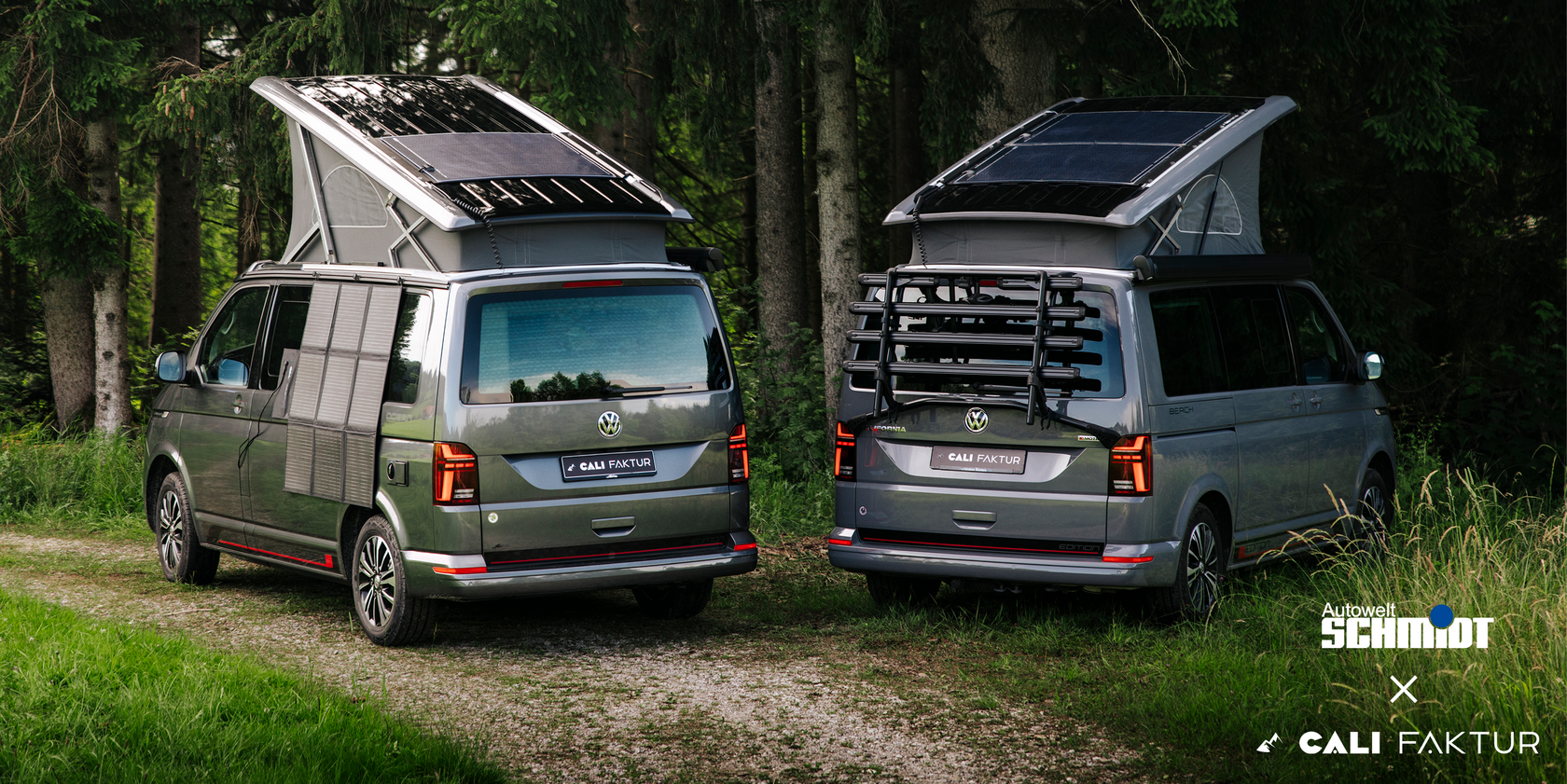 Zwei graue VW California Ocean in Heckansicht. Ausgeklappte Aufstelldächer mit eingebauten Solapanelen von CALIFAKTUR. An einem der Camper hängt ein zusätzliches faltbares Solarmodul. Unten rechts im Bild das Autowelt Schmidt Logo sowie das CALIFAKTUR Logo.