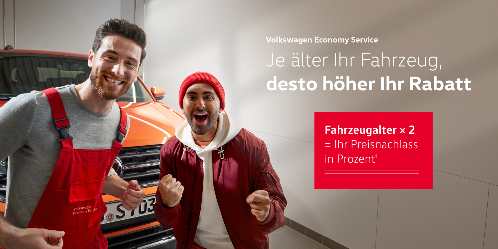 Ein KFZ-Mechaniker in einer roten Arbeitslatzhose mir dem Aufdruck "Volkswagen Economy Service" und ein Mann mit roter Jacke und Mütze, stehen vor einem orangenen VW Modell und freuen sich. Rechts im Bild der Text: "Volkswagen Economy Service. Je älter Ihr Fahrzeug, desto höher Ihr Rabatt" Darunter ein roter Kasten mit dem Text "Fahrzeugalter x 2 = Ihr Preisnachlass in Prozent¹"