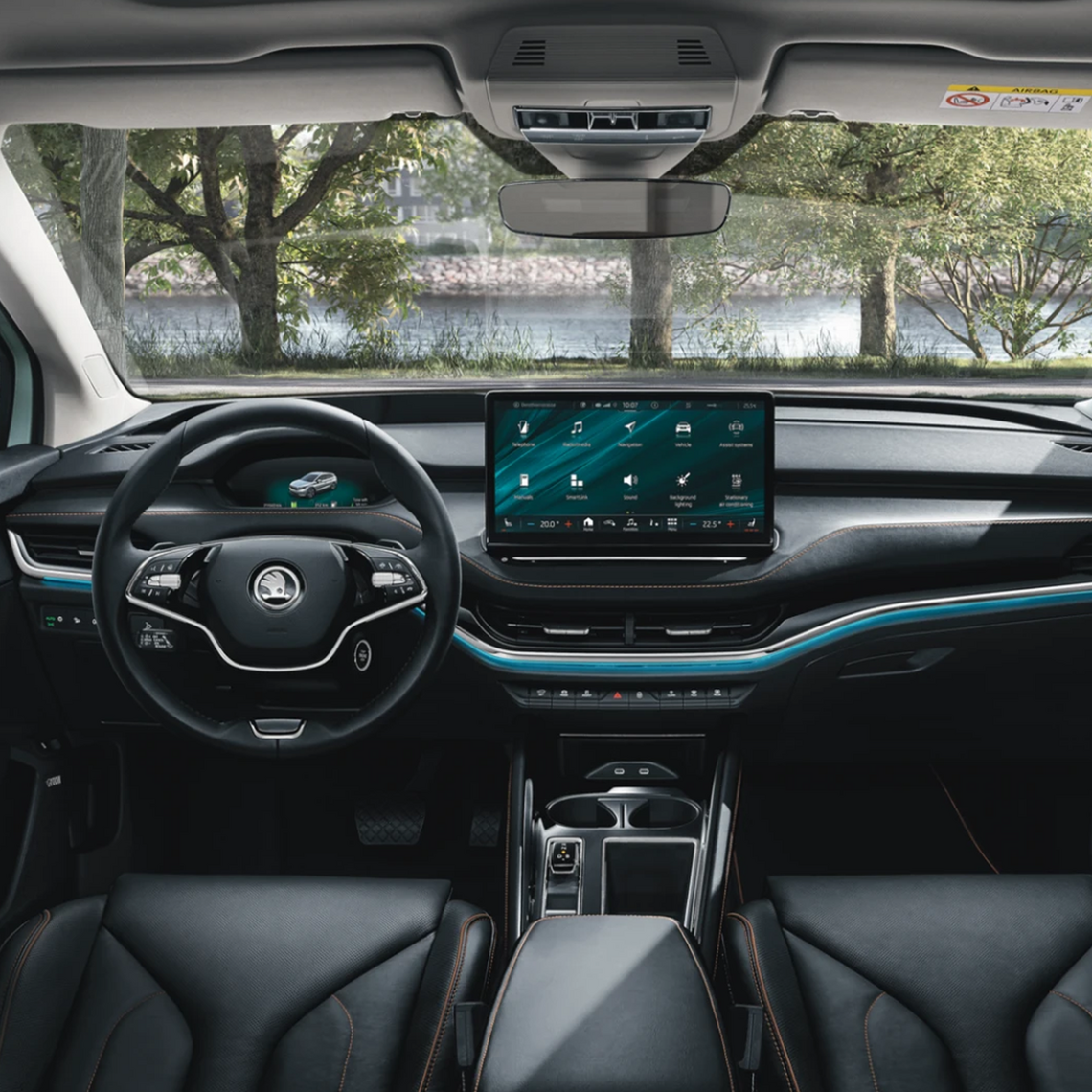 Interieur eines Škoda mit großem Touchscreen und Multifunktionslenkrad.