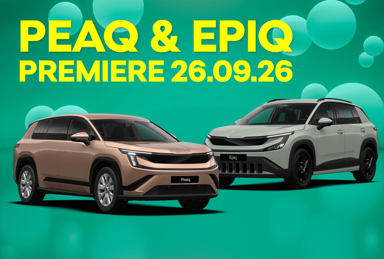Škoda Peaq und Škoda Epiq stehen vor einem grünen Hintergrund. Darüber steht der Hinweis ‚PEAQ & EPIQ – Premiere 26.09.26‘