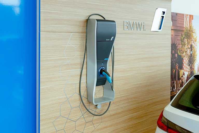 BMWi. Ladebox angebracht an einer Holzwand