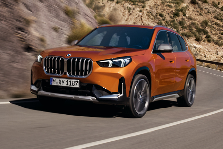 BMW X1 fährt auf einer Straße in der wüste