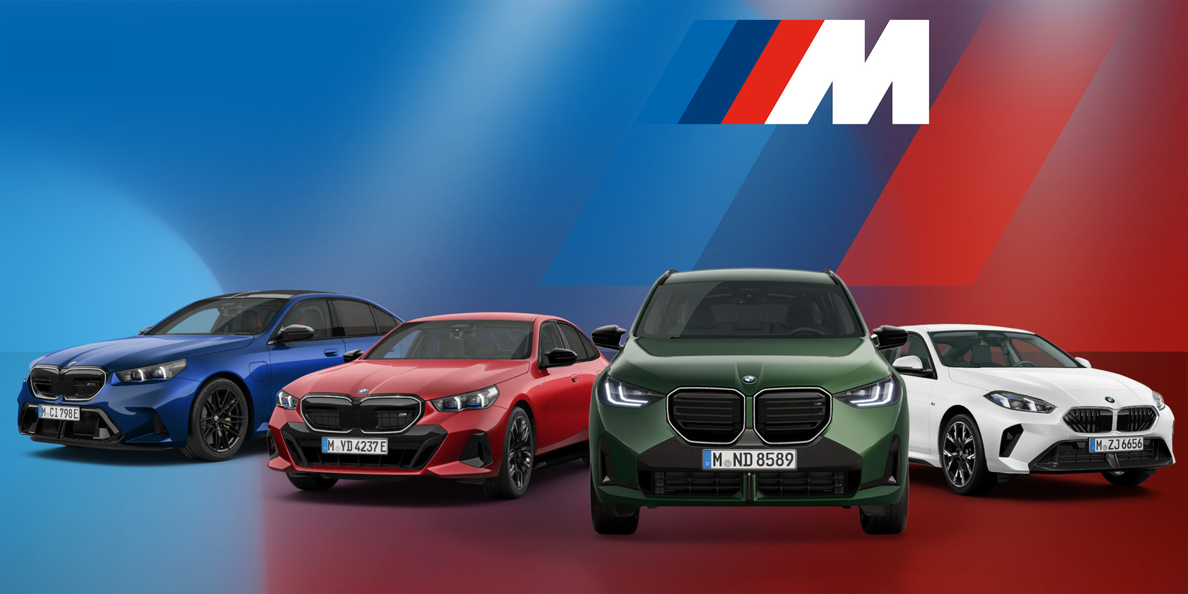 Mehrere BMW M Performance Modelle in verschiedenen Farben vor blau-rotem Hintergrund mit großem M Logo