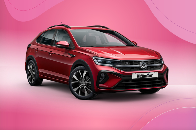 Volkswagen Taigo in rot vor pinkem Hintergrund.