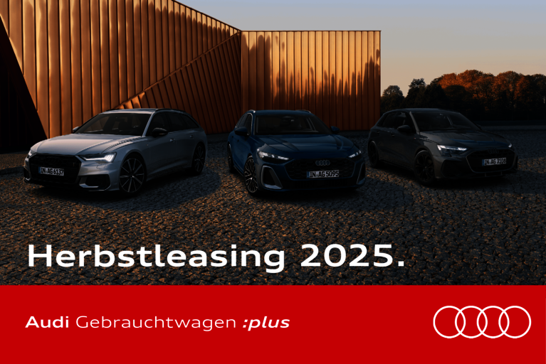 Drei Audi Gebrauchtwagen vor moderner Architektur auf Kopfsteinpflaster: links ein silberner Audi A6 Avant, in der Mitte ein blauer Audi A4 Avant und rechts ein grauer Audi A3 Sportback. Darunter Text: ‚Herbstleasing 2025.‘ Im unteren Bereich rotes Banner mit Audi Logo und Schriftzug ‚Audi Gebrauchtwagen :plus‘.