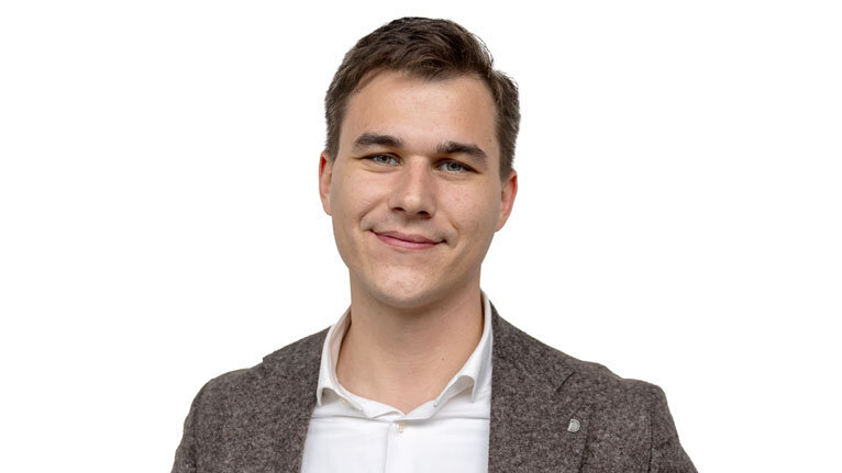 Portrait von Robert Becker. Mitarbeiter der Autowelt Schmidt.