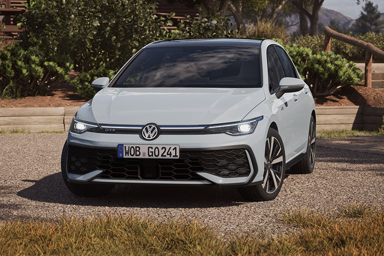 Grauer VW Golf GTE, Frontansicht