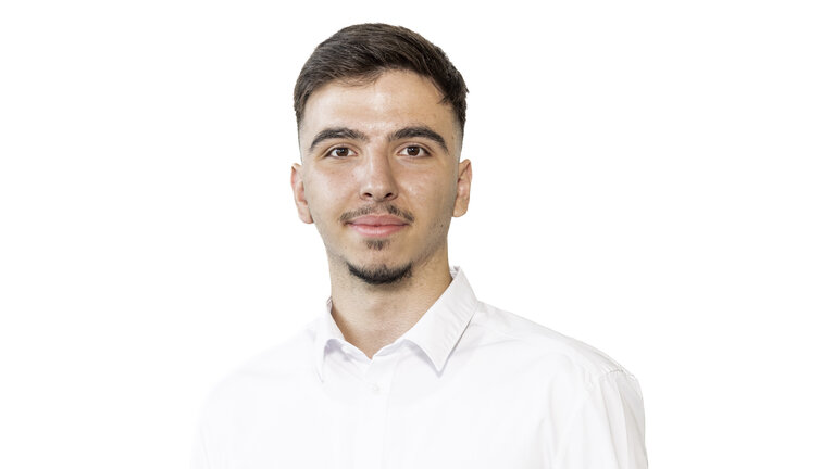 Portrait von Alican Mehli - Auszubildende Automobilkauffrau bei Autowelt Schmidt in Recklinghausen.