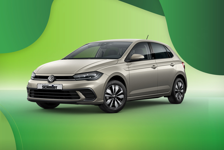 VW Polo in Frontansicht vor grünem Hintergrund.