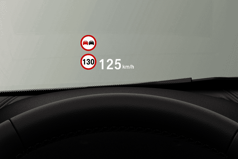 Head-Up Display des BMW 1er mit eingeblendeter Geschwindigkeitsanzeige und Verkehrsschildererkennung.
