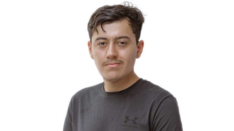 Portrait von Yakub Budak. Auszubildener der Autowelt Schmidt.