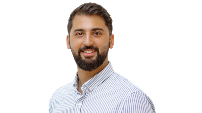 Portrait Foto: Furkan Sevimli, Mitarbeiter der Autowelt Schmidt.