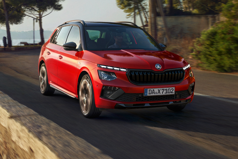 Roter Skoda Kamiq fahrend auf einer Straße