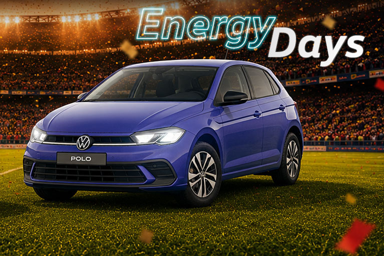 „Weißer Volkswagen Tiguan auf einem Fußballfeld im Stadion mit Fußball und dem Schriftzug ‚Energy Days
