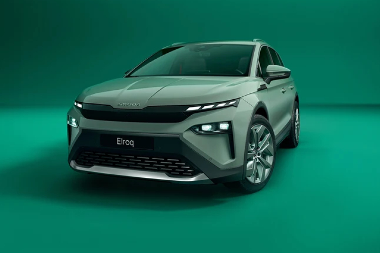 Skoda Elroq vor grünem Hintergrund.