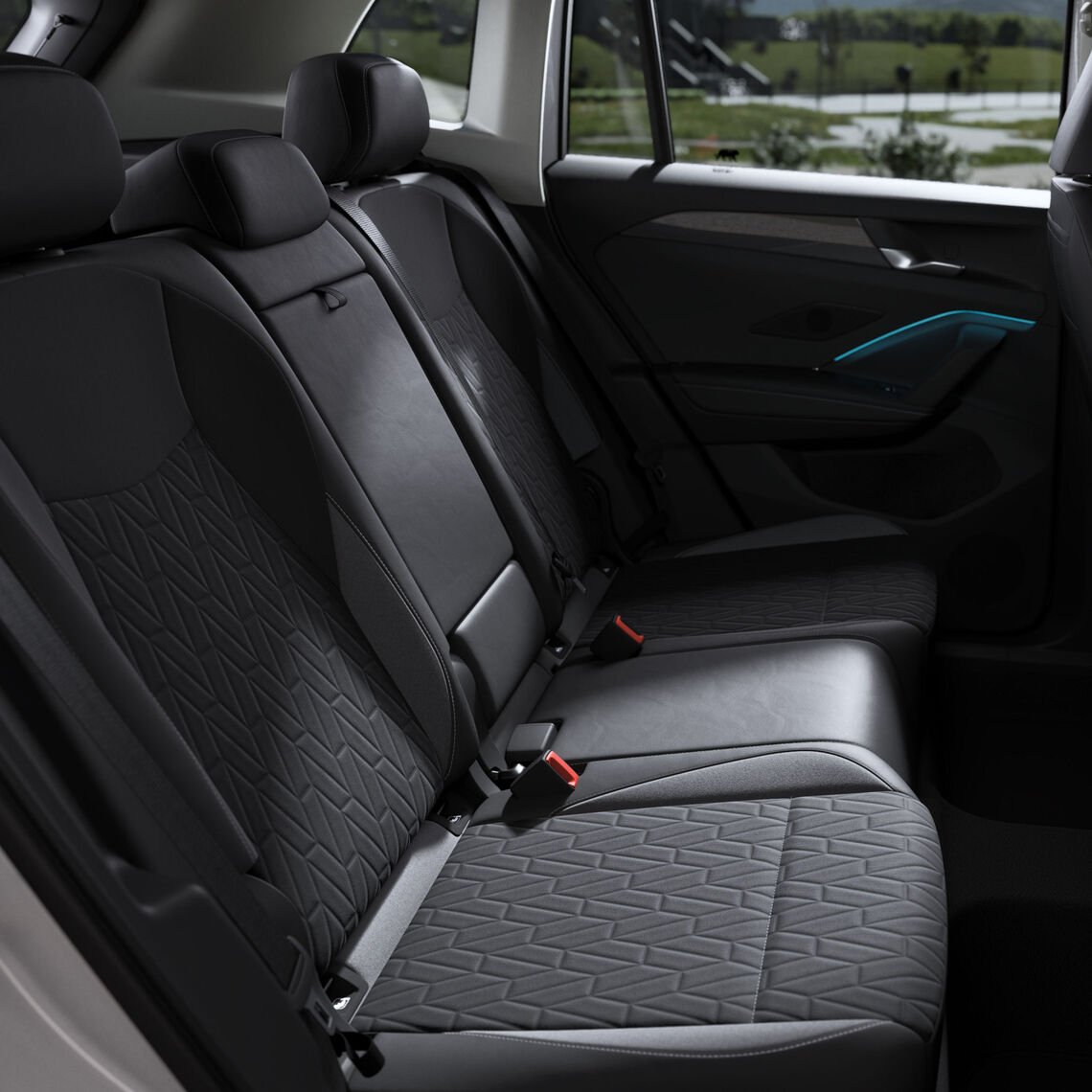 Rücksitzbank eines VW Tiguan mit modernem schwarzen Polsterdesign und geprägtem Muster, blaue Ambientebeleuchtung